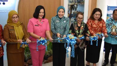 Ketua TP PKK Kalteng, Aisyah Thisia Agustiar Sabran, saat meresmikan RUMI PKK dan Rumah Dilan