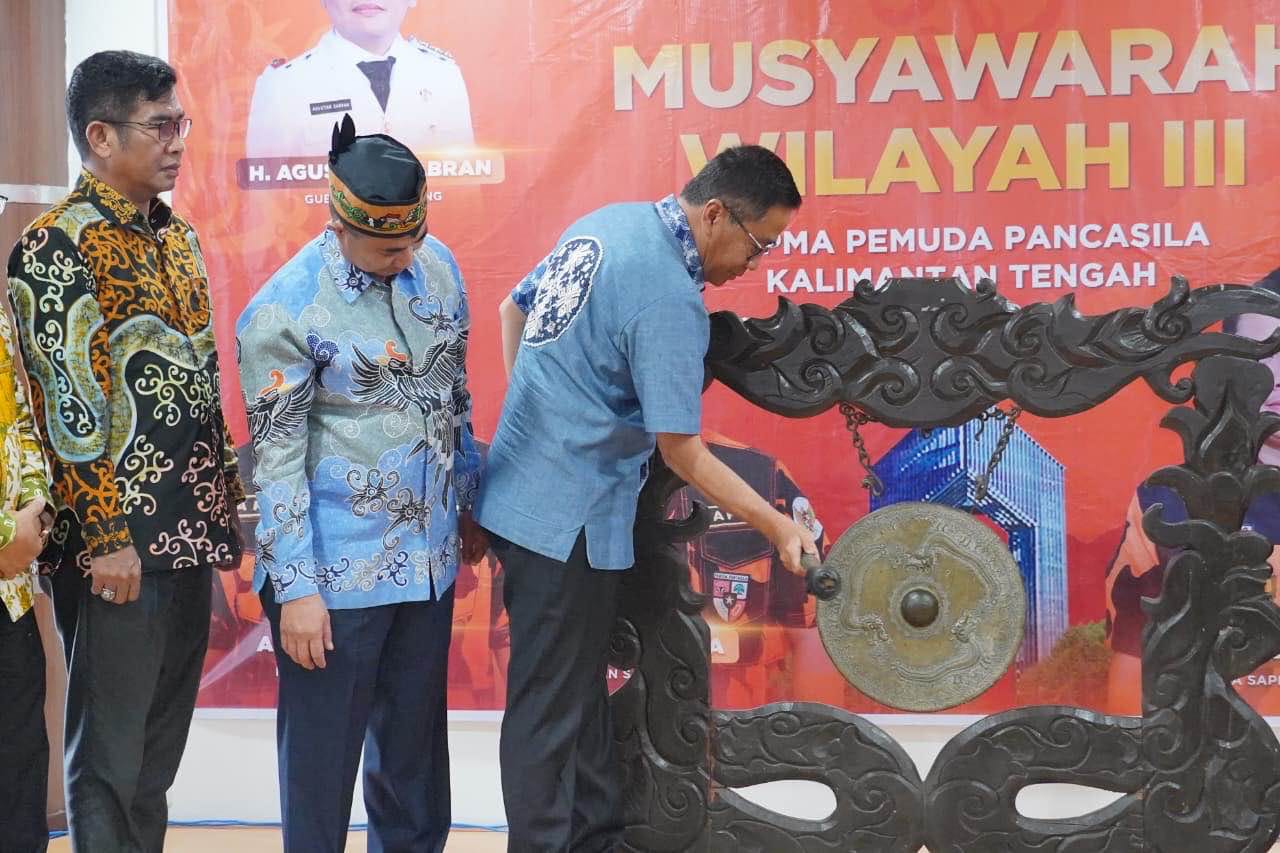 Plt. Sekda Kalteng, Leonard S Ampung saat membuka Muswil III Sapma Pemuda Pancasila.