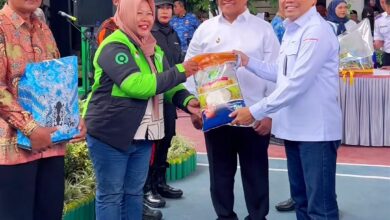 Dirut Bank Kalteng, Maslipansyah berkesempatan memberikan tali asih kepada ojek online dalam acara peringatan Harhubnas