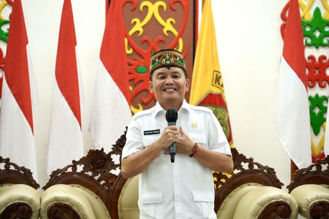 Gubernur Kalteng, H. Agustiar Sabran saat berbincang dengan organisasi wartawan se-Kalteng.