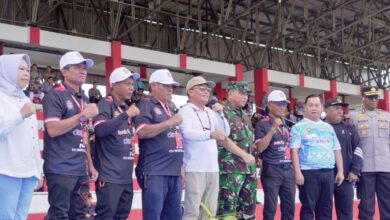 Gubernur Kalteng H. Agustiar Sabran saat membuka Gubernur Cup Zona Barat Tahun 2025, Sampit, Jumat (19/9/2025).