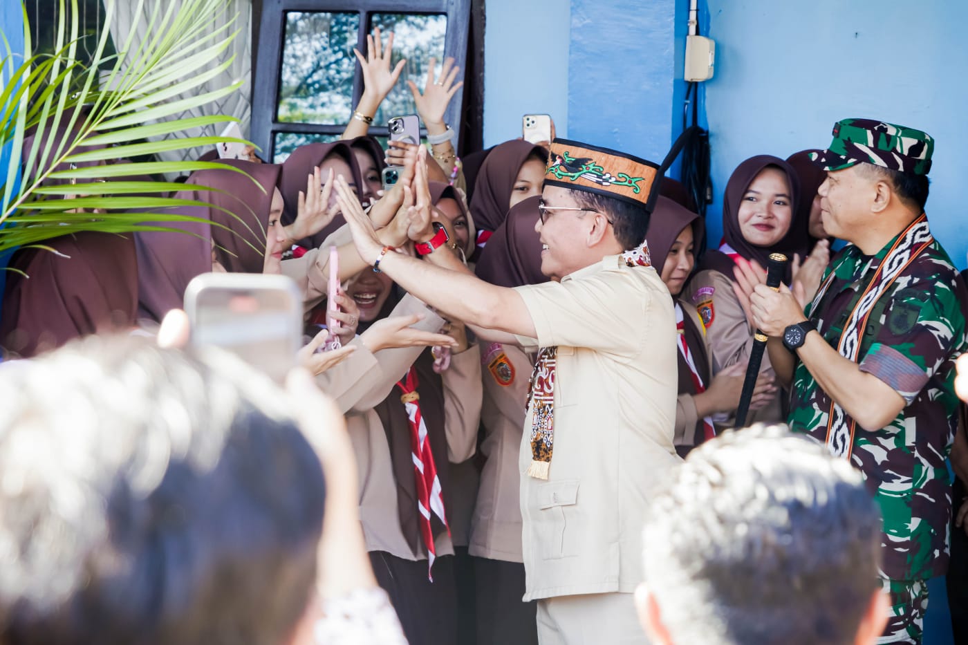 Gubernur Kalteng, H. Agustiar Sabran saat menyapa siswa-siswi SMAN 1 Sampit, Jumat (19/9/2025).