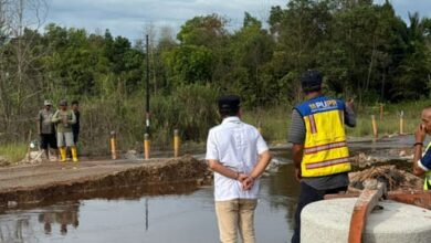 Gubernur Kalteng H. Agustiar Sabran gerak cepateninjau Jalan Nasional Kereng Pangi-Sampit yang terputus akibat banjir, Sabtu (20/9/2025).