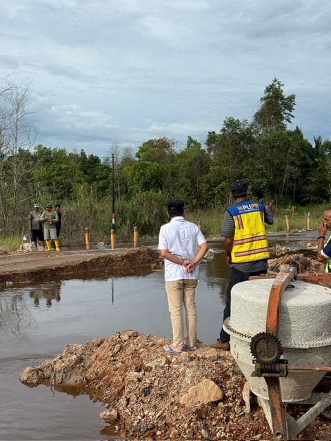 Gubernur Kalteng H. Agustiar Sabran gerak cepateninjau Jalan Nasional Kereng Pangi-Sampit yang terputus akibat banjir, Sabtu (20/9/2025).