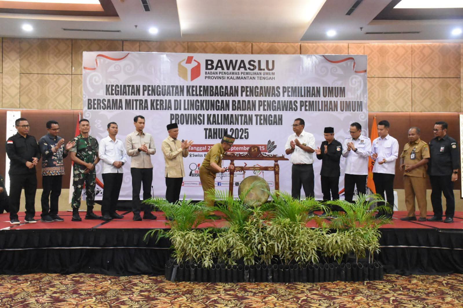 Plt. Asisten Pemerintahan dan Kesra Kalteng, Herson B. Aden, saat memukul gong tanda dibukanya kegiatan Penguatan Kelembagaan Bawaslu Kalteng