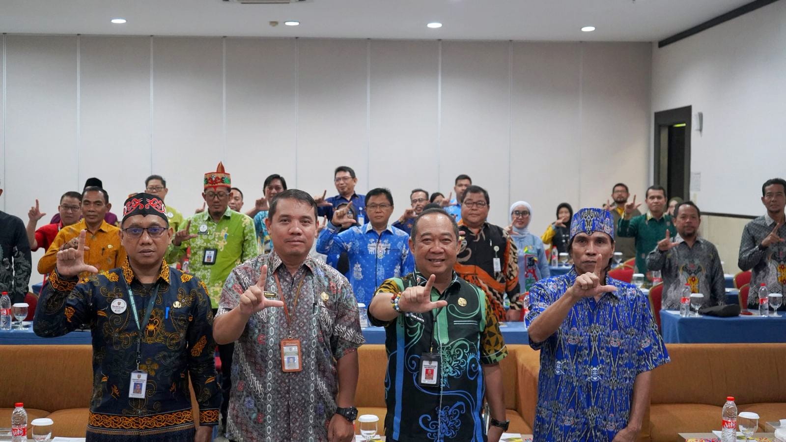 Kepala DLH Kalteng, Joni Harta, SE., S.Hut., MM., foto bersama para peserta