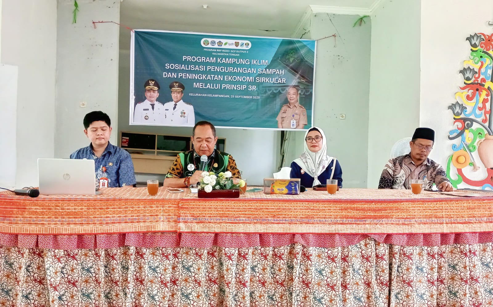 Kepala DLH Kalteng, Joni Harta, SE., S.Hut., MM., saat membuka sekaligus menyampaikan sambutan dalam kegiatan sosialisasi Proklim di Kelurahan Kalampangan, Kamis (25/9/2025).