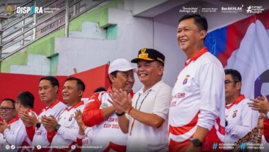 Gubernur Kalteng, H. Agustiar Sabran menyaksikan pertandingan pembuka Kapolda Kalteng Cup 2025