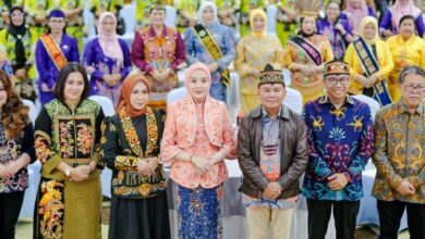 Gubernur Kalteng, H. Agustiar Sabran foto bersama Bunda PAUD kabupaten/kota.