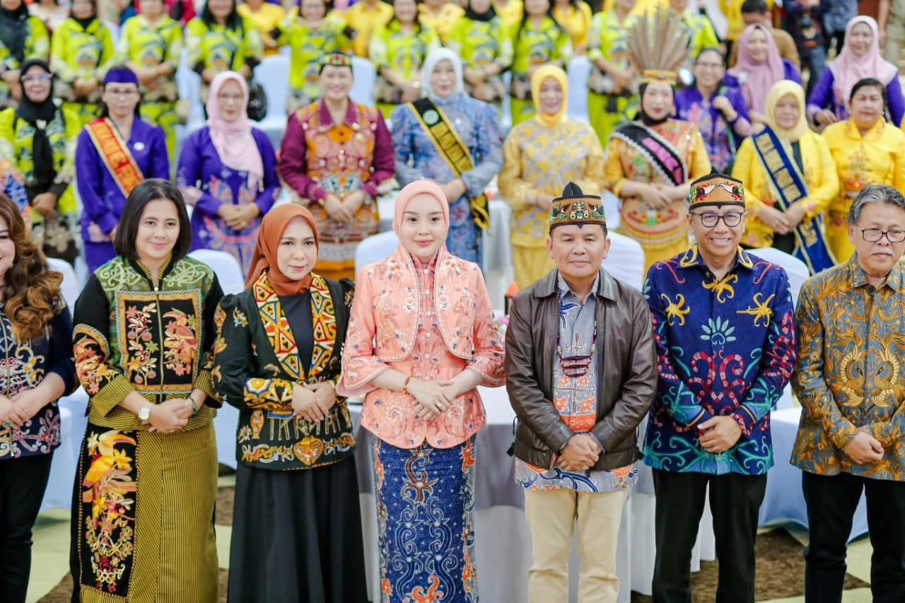 Gubernur Kalteng, H. Agustiar Sabran foto bersama Bunda PAUD kabupaten/kota.