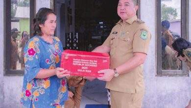 Wabup Serahkan Bantuan Warga Terdampak Kebakaran