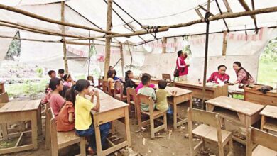 Semangat Siswa SDN 2 Kaburan Belajar di Tenda Darurat