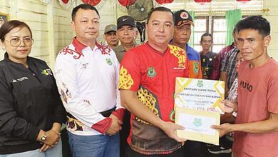 Wabup Serahkan Bantuan untuk Korban Banjir dan Kebakaran