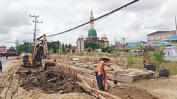 DLHK Kapuas Lakukan Finishing Taman Simpang Adipura