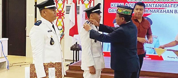 Bupati Lantik Kepala Desa Mantangai Tengah dan Narahan Baru