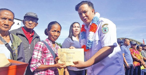 Bupati Salurkan Langsung Dana Kompensasi di Tiga Desa