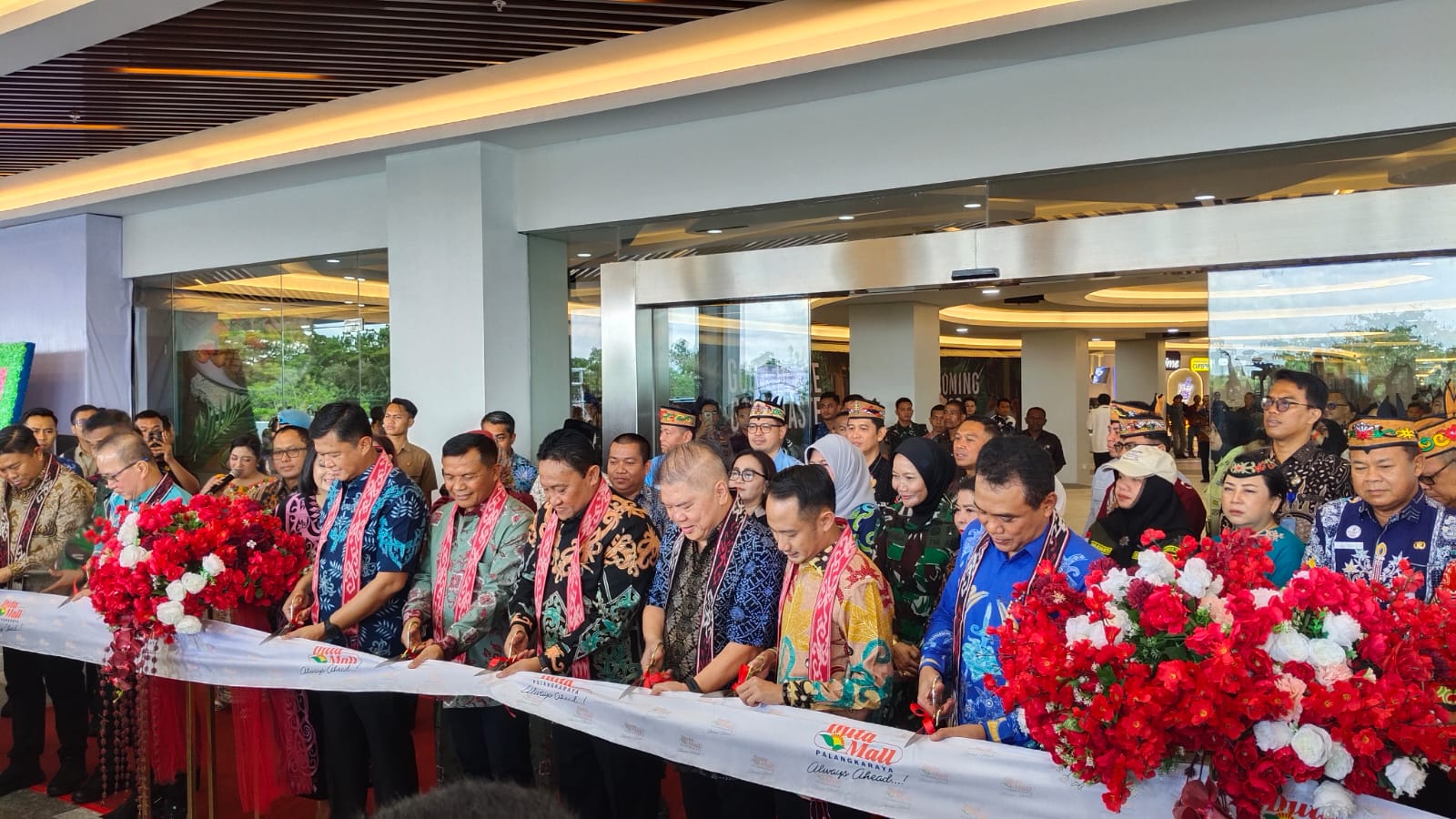 Wagub Kalteng, H. Edy Pratowo saat melakukan peresmian Duta Mall Palangka Raya ditandai dengan pemotongan pita