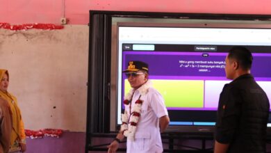 Plt. Kadisdik Kalteng, M. Reza Prabowo saat mendampingi Gubernur H. Agustiar Sabran meninjau SMAN1 Kumai, Kobar