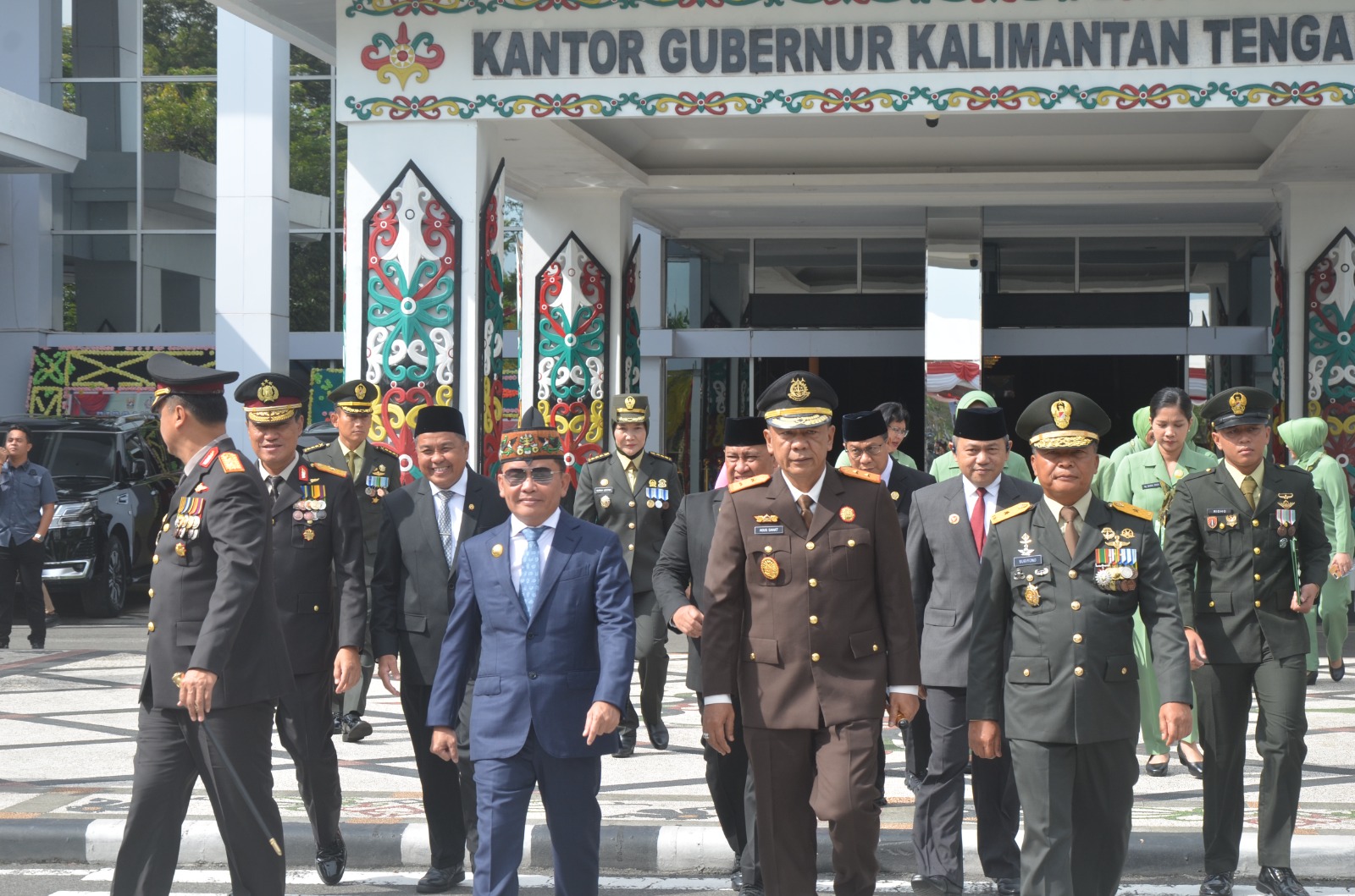 Gubernur Kalteng, H. Agustiar Sabran saat menghadiri upacara dalam rangka memperingati HUT TNI ke-80, Minggu (5/10/2025)