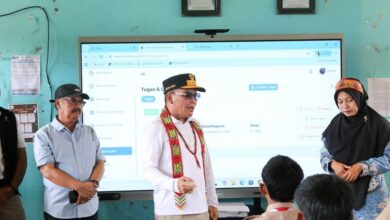 Gubernur H. Agustiar Sabran saat Meninjau Papan Tulis Digital di SMKN 1 Hanau