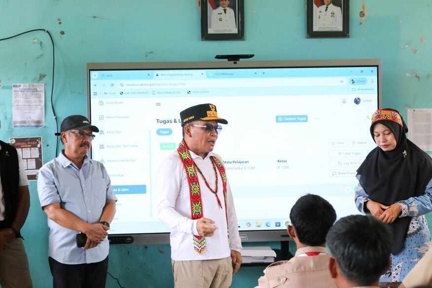 Gubernur H. Agustiar Sabran saat Meninjau Papan Tulis Digital di SMKN 1 Hanau