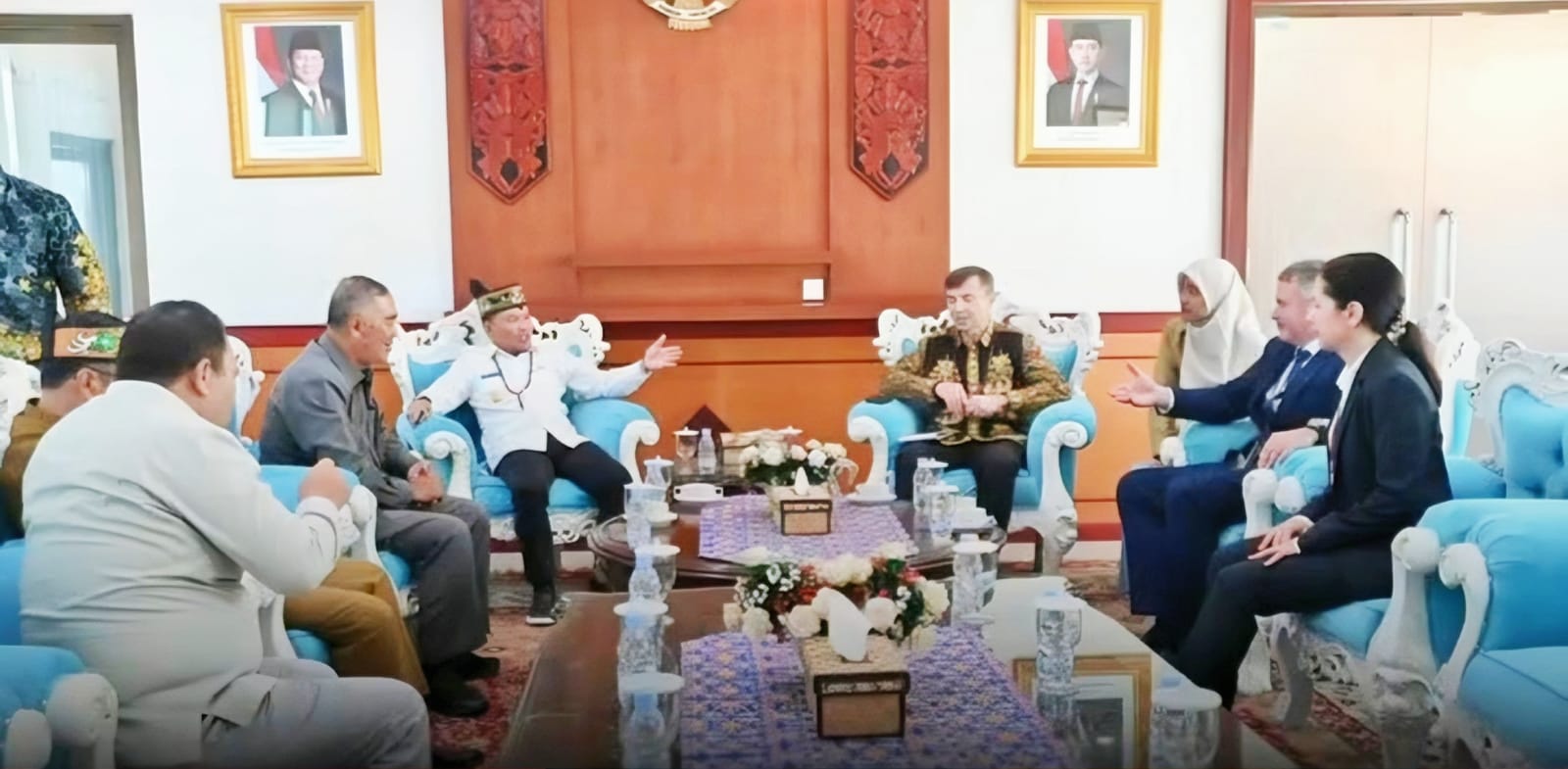 Gubernur Kalteng, H. Agustiar Sabran berdialog ringan sebelum mengantar para tamu Dubes Rusia ke Jakarta