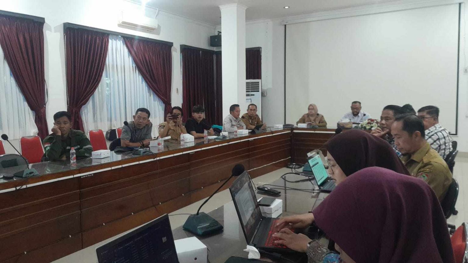 Suasana rapat BPBD Kalteng bersama DTPHP Kalteng