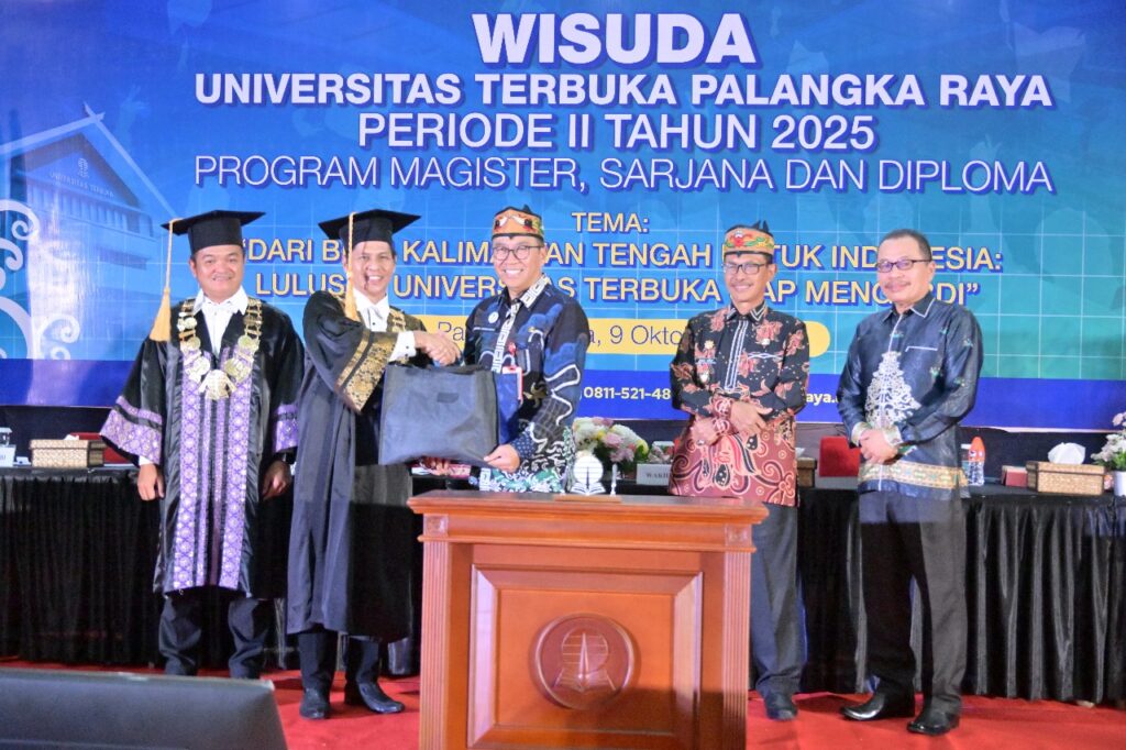 Plt. Sekda Kalteng Leonard S. Ampung Sampaikan Ucapan Selamat kepada Wisudawan Universitas Terbuka