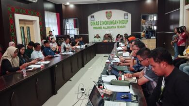 Kepala Dinas Kehutanan Prov. Kalteng, Agustan Saining, S.Hut., M.Si., membagikan bibit dan kompos kepada masyarakat di kegiatan Car Free Day (CFD) di Bundaran Besar Palangka Raya