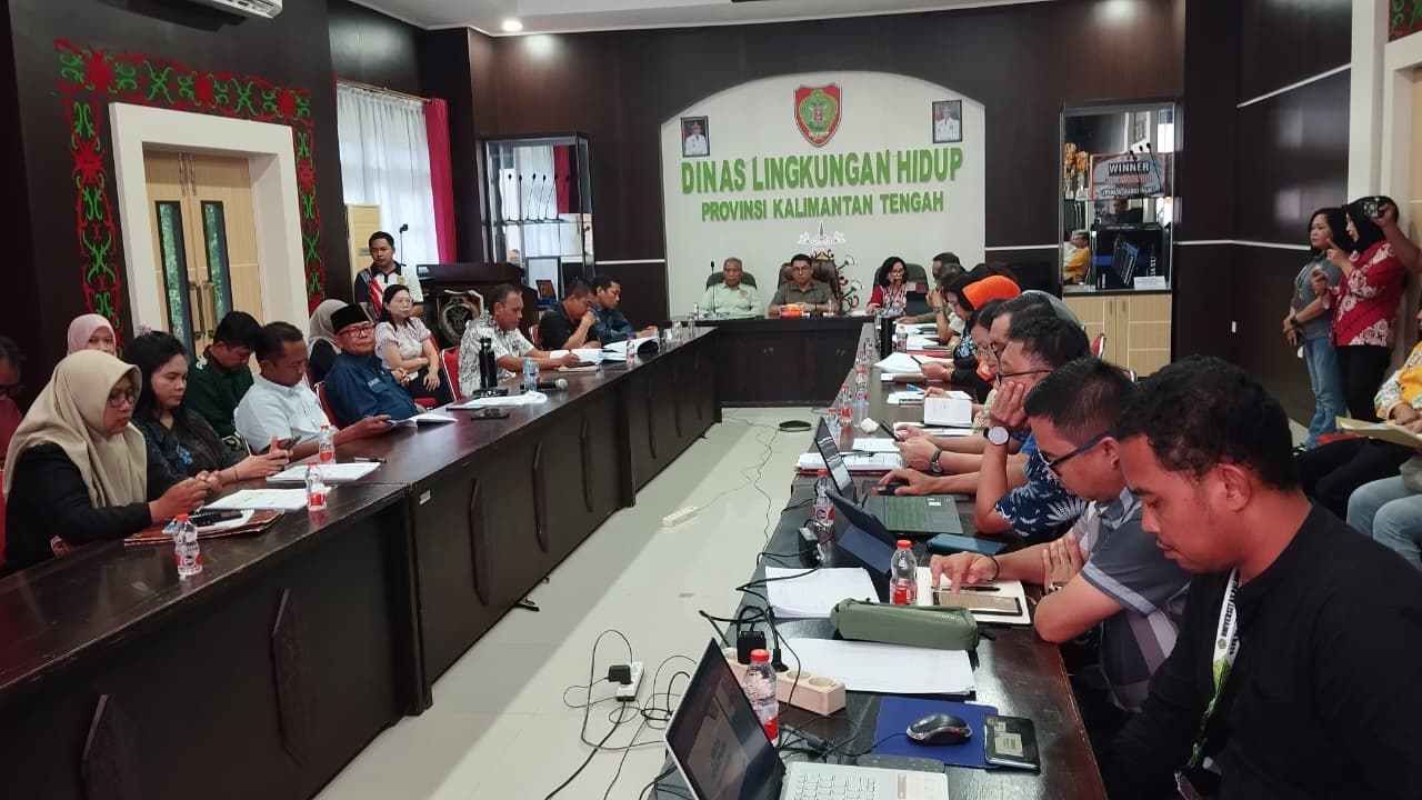 Kepala Dinas Kehutanan Prov. Kalteng, Agustan Saining, S.Hut., M.Si., membagikan bibit dan kompos kepada masyarakat di kegiatan Car Free Day (CFD) di Bundaran Besar Palangka Raya