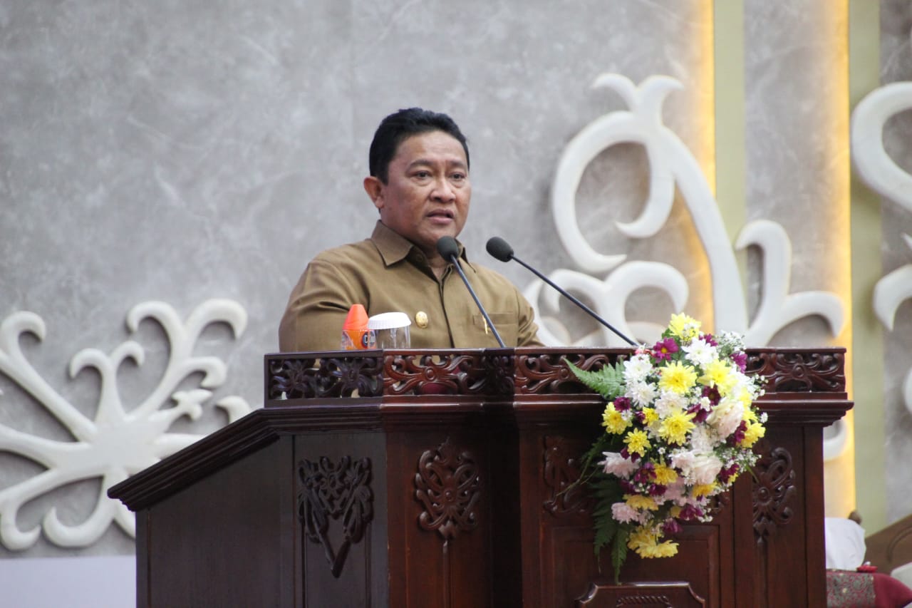 Wagub Kalteng, H. Edy Pratowo saat menyampaikan sambutan dalam Paripurna