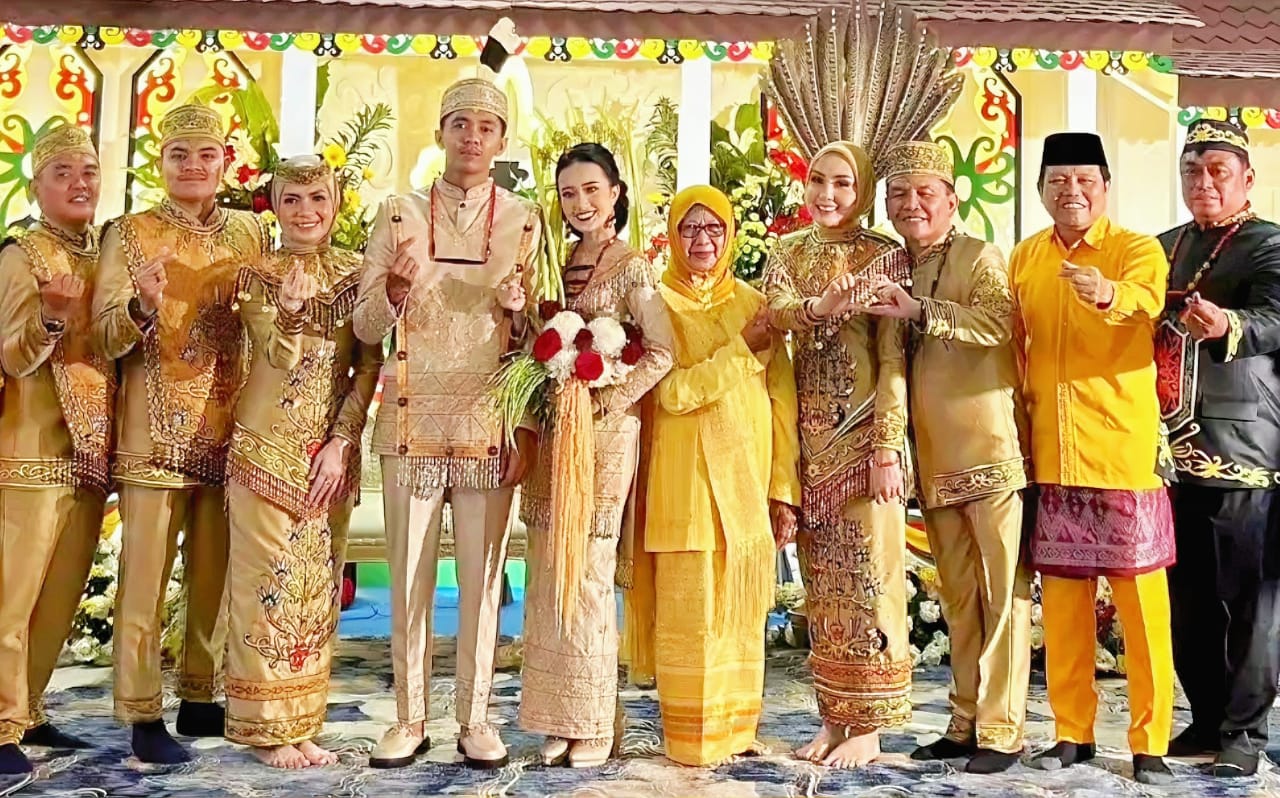 Dirut Bank Kalteng, Maslipansyah foto bersama keluarga besar Gubernur H. Agustiar Sabran