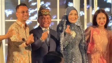 Utusan Khusus Presiden Bidang Pembinaan Generasi Muda dan Pekerja Seni, Raffi Ahmad, bersama sang istri Nagita Slavina foto bersama Gubernur dan istri.