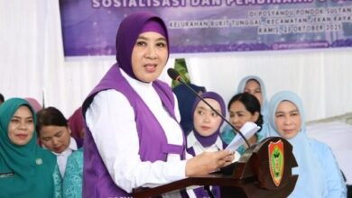 Ketua Umum Tim Penggerak Pemberdayaan dan Kesejahteraan Keluarga (TP PKK) Pusat, Tri Tito Karnavian saat berkunjung ke Posyandu Sultan di Jalan Tjilik Riwut KM 3,5, Palangka Raya