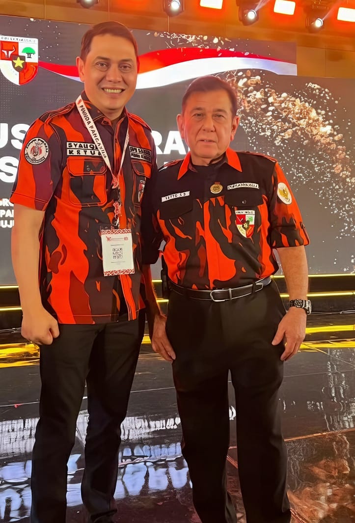 Ketua MPW Pemuda Pancasila (PP) Kalteng, Muhammad Syauqie, S.Hut., foto bersama Ketua Umum MPN PP Japto Soerjosoemarno, dalam kegiatan Mubes XI PP, di Hotel Sultan Jakarta