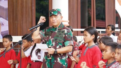 Pangdam XXII/Tambun Bungai, Mayjen TNI Zainul Arifin, S.A.P., M.Sc memberikan motivasi kepada pada siswa Sekolah Rakyat di Jl. Sangkurun, Kecamatan Kurun