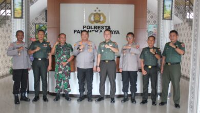 Dandim 1016/Plk, Letkol Inf Kurniawan Agung Sancoyo, S.E., M.Han,, foto bersama Kapolres Palangka Raya, Kombes Pol Dedy Supriadi, S.I.K., M.H., beserta jajaran.