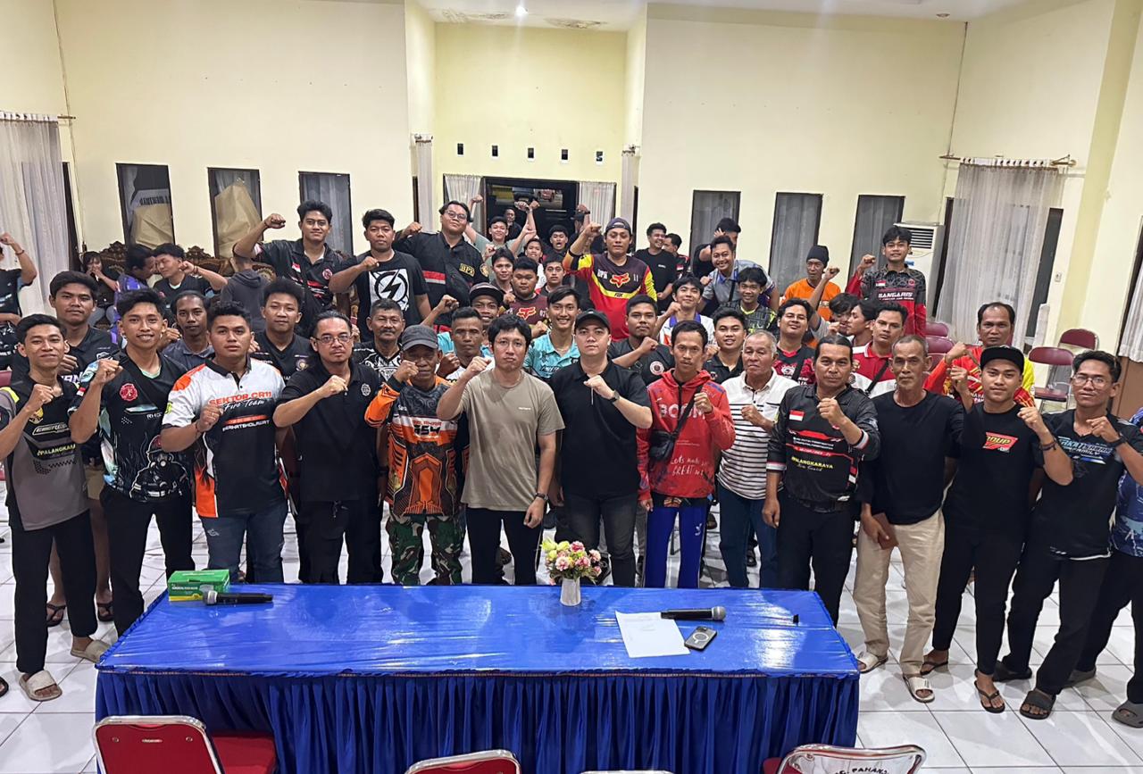 Jurnalis SCTV Kalimantan Tengah sekaligus Sekretaris Forum Relawan Pemadam Kebakaran dan Pertolongan (FRPKP) Palangka Raya, Dede Septa Jaya foto bersama jajaran FRPKP Palangka Raya.
