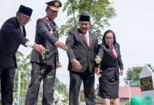Wagub H. Edy Pratowo melakukan prosesi tabur bunga di TMP Sanaman Lampang peringati hari pahlawan