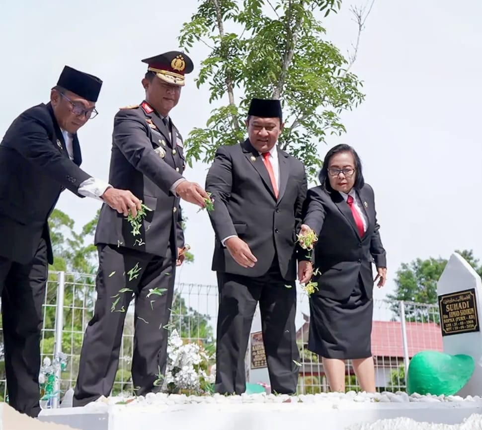 Wagub H. Edy Pratowo melakukan prosesi tabur bunga di TMP Sanaman Lampang peringati hari pahlawan