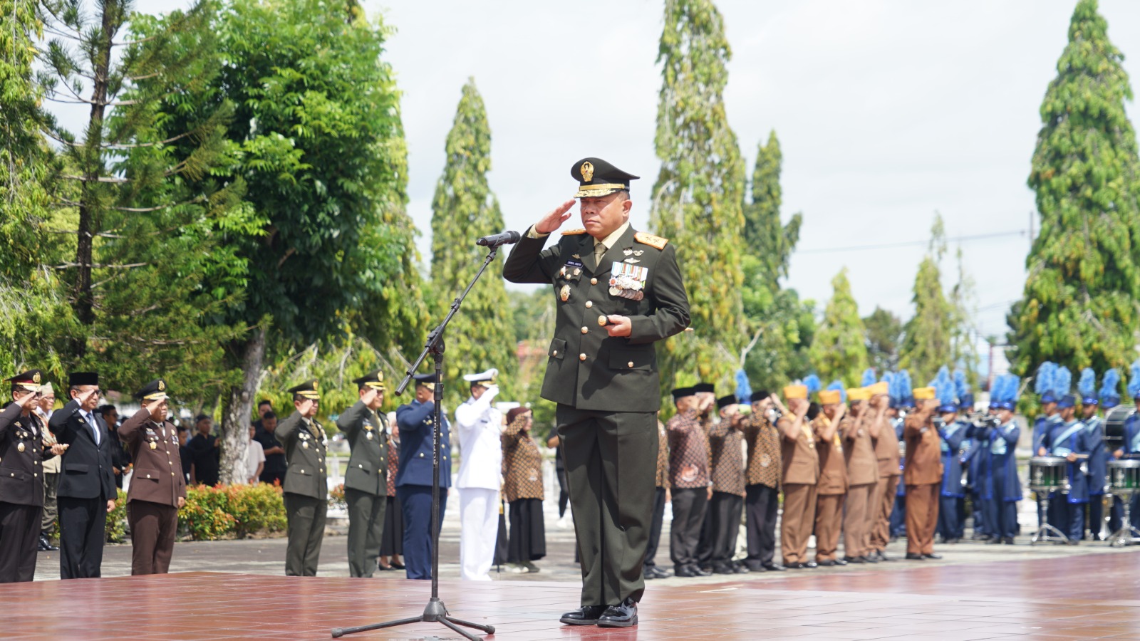 Pangdam XXII/Tambun Bungai, Mayjen TNI Zainul Arifin, S.A.P., M.Sc., saat melaksanakan Upacara Ziarah di TMP Bumi Kencana, Banjarbaru