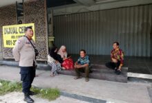 Bhabinkamtibmas Langkai Gelar Sosialisasi Pembongkaran Drainase di Atas Bangunan Warga