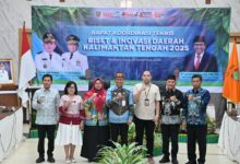 Foto bersama usai pembukaan Rakortek Riset dan Inovasi Daerah 2025