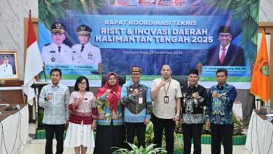 Foto bersama usai pembukaan Rakortek Riset dan Inovasi Daerah 2025