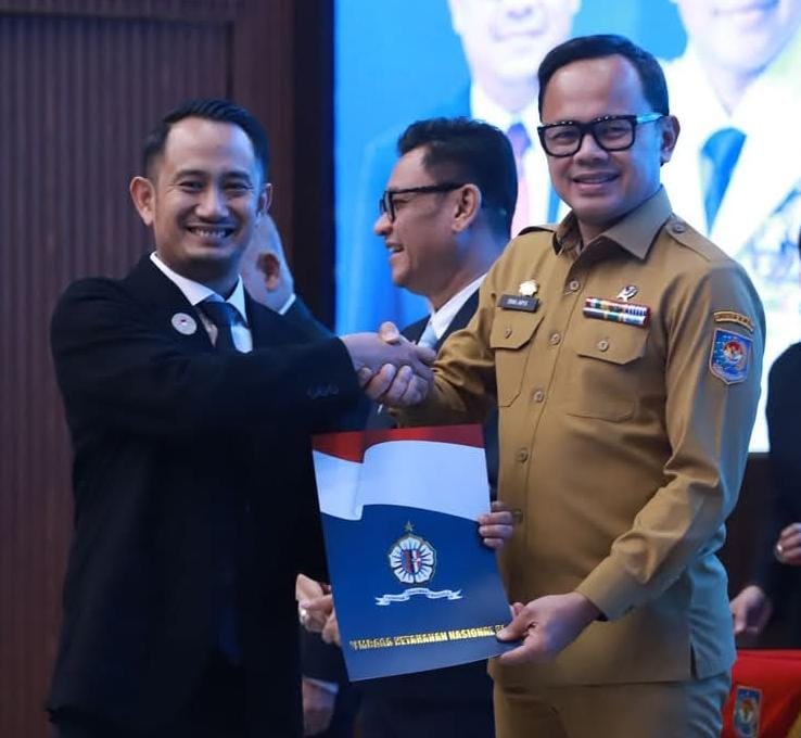 Wali Kota Palangka Raya, Fairid Naparin berhasil menuntaskan Pendidikan Kepemimpinan Penyelenggaraan Pemerintahan Daerah di Lemhannas RI, Kamis (20/11/2025).