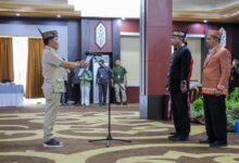 Gubernur Kalteng, H. Agustiar Sabran saat mengukuhkan Pengurus Forum Pembauran Kebangsaan