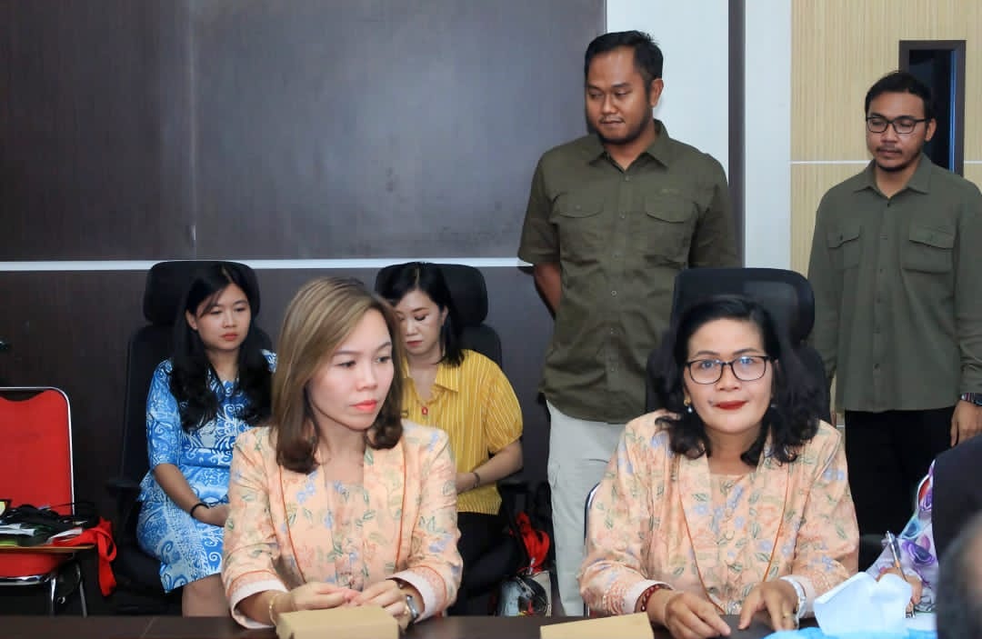 Ketua DWP DLH Kalteng, Ny. Gerryani Joni Harta saat mengikuti peluncuran kerajinan tas daur ulang yang