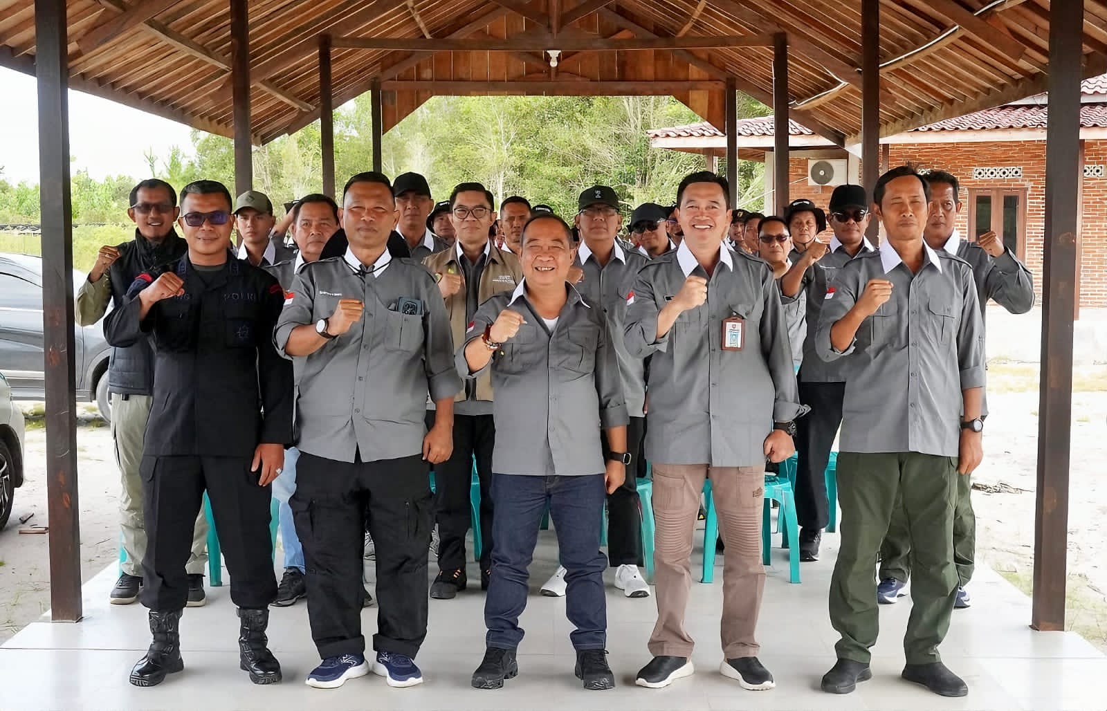 Kepala DLH Kalteng, Joni Harta foto bersama pada kegiatan latihan menembak