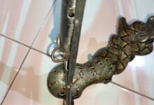 Tim rescue damkar pada saat mengevakuasi ular dari rumah warga di Jalan Puteri Junjung Buih