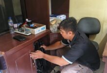 Personel Polsek Rakumpit mengecek barang inventaris